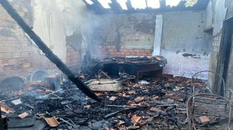 Incêndio deixou a sala do imóvel completamente destruída.