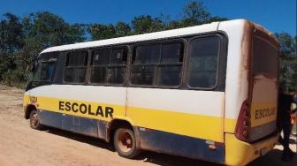 Criança desceu no momento em que ônibus parou para embarcar outros estudantes no povoado Campos.