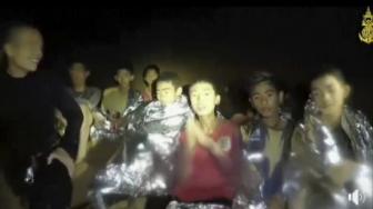 Os 12 meninos e o técnico do time ficaram presos em uma caverna parcialmente inundada entre os dias 23 de junho e 10 de julho de 2018.