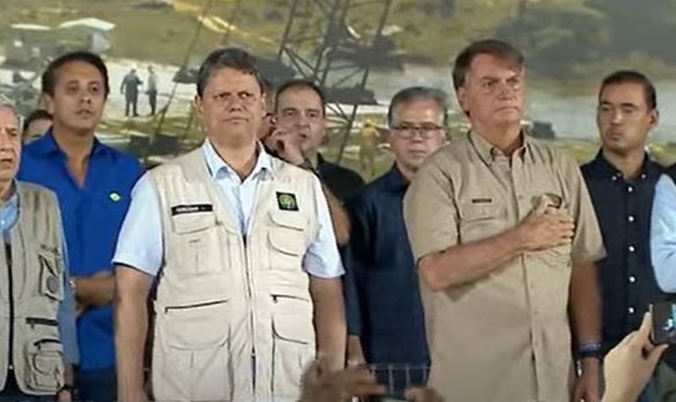 Ao lado do ministro Tarcísio Freitas (Infraestrutura), Bolsonaro participa de evento em Xambioá (TO) para visitar ponte em construção — Foto: Reprodução