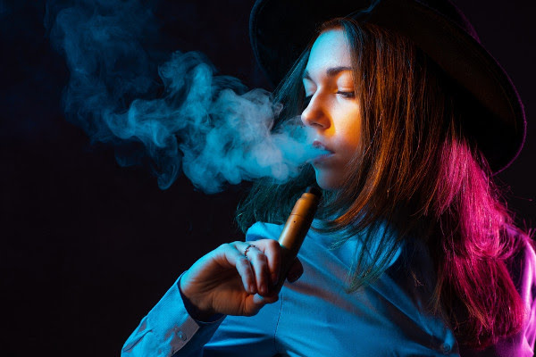 O cigarro eletrônico se popularizou entre jovens rapidamente. - Foto: Divulgação