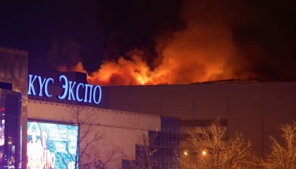 Casa de shows em chamas após tiroteio, nos arredores de Moscou, Rússia Maxim Shemetov/Reuters
