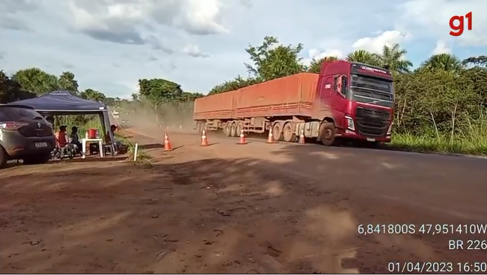 Momento que caminhão rompeu bloqueio em rodovia em obras — Foto: Reprodução